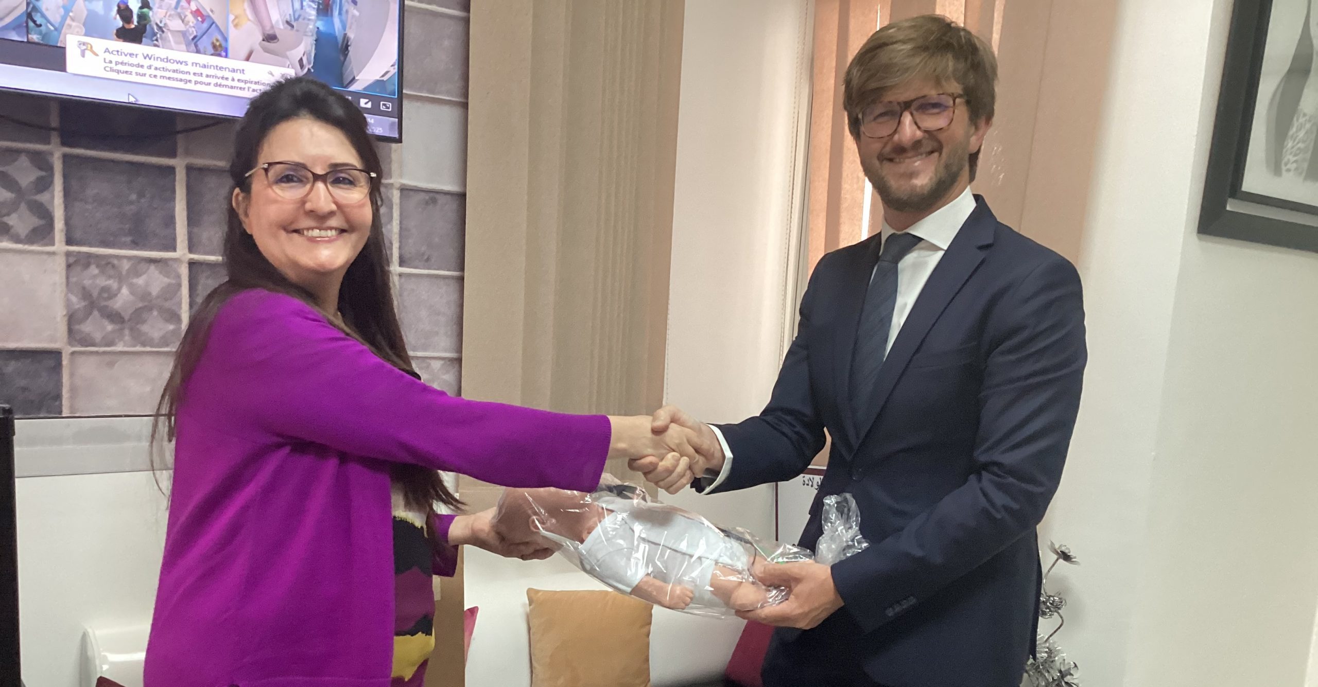 Remise d’un mannequin médical haute-fidélité par le Conseiller Diego Hidalgo Demeusois au Professeur Amina Barkat