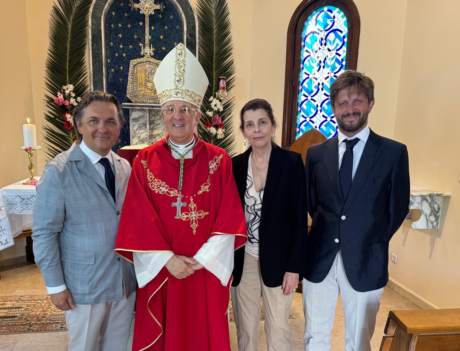 S. Exc. Monseigneur Alfred Xuereb, Nonce Apostolique au Maroc, préside la messe de la Saint Jean-Baptiste aux côtés de l’Ambassadeur Brunie, de Sophie de Puyraimond, Ministre Conseiller, et de Diego Hidalgo, Conseiller, en présence d’ambassadeurs étrangers et de bénévoles.
