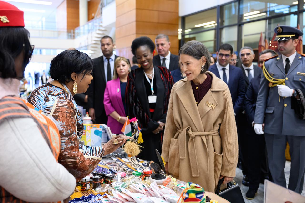 Une délégation diplomatique visite un stand d’artisanat lors du bazar diplomatique 2025 à la Bibliothèque nationale, échangeant avec des exposantes dans une ambiance chaleureuse et officielle.