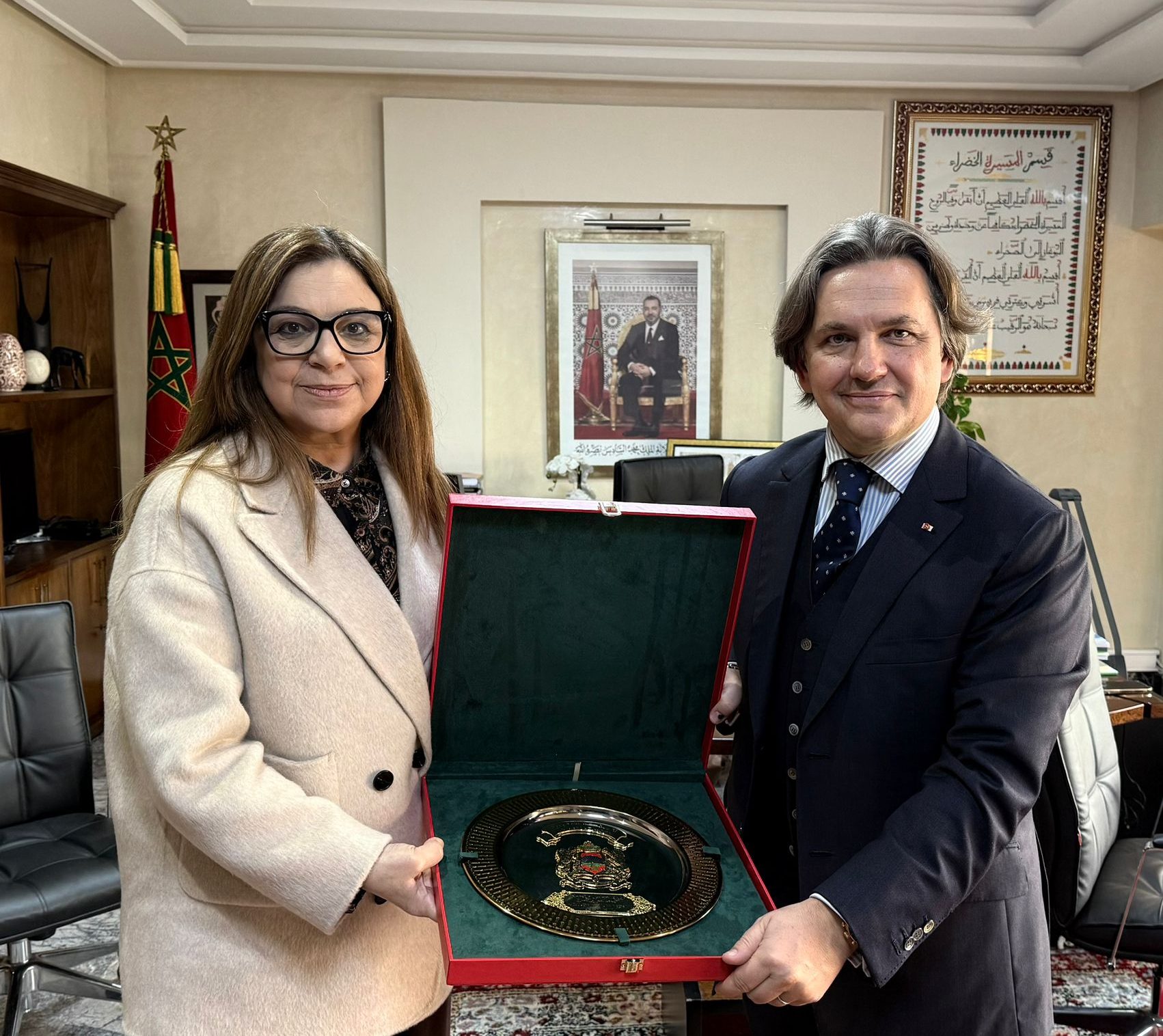 Rencontre de travail entre l'Ambassadeur Julien Brunie et la Ministre Naima Ben Yahia pour discuter des activités sociales de l'Ordre de Malte au Maroc