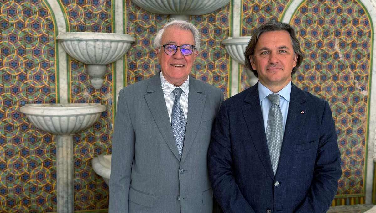Abdeljalil Lahjomri et Julien Brunie, Ambassadeur de l'Ordre Souverain de Malte à Rabat, devant une fontaine ornée de zellige traditionnel marocain