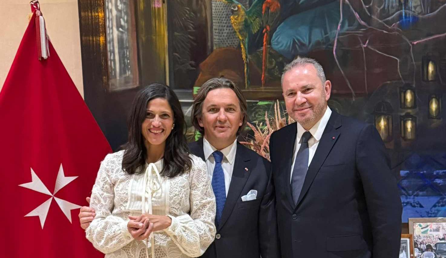 Cadrage rapproché de Madame Eleonore Caroit, Ministre française de la Francophonie, en compagnie de l'Ambassadeur de France et de l'Ambassadeur de l'Ordre Souverain de Malte, devant le drapeau de l'Ordre à Rabat