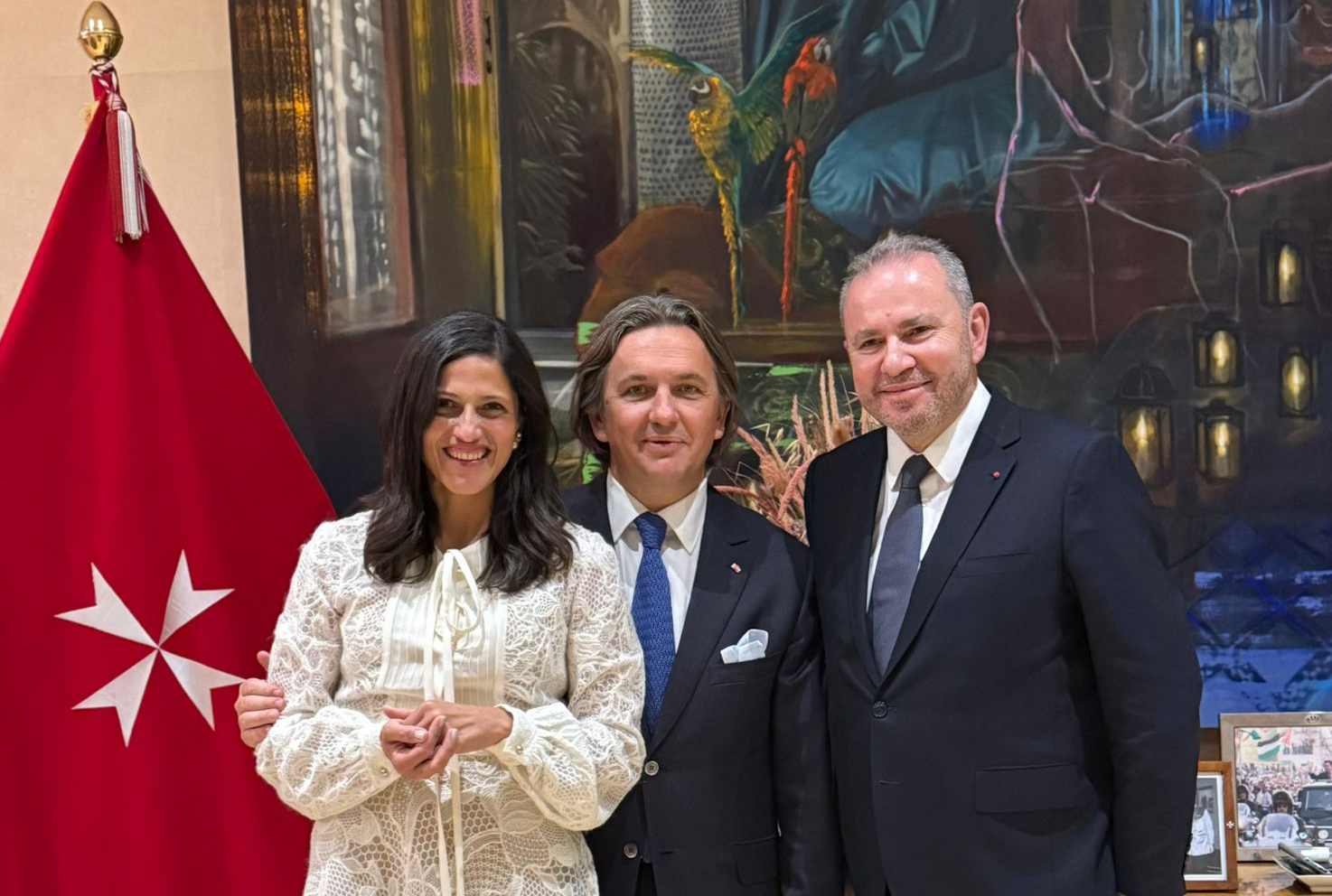 Cadrage rapproché de Madame Eleonore Caroit, Ministre française de la Francophonie, en compagnie de l'Ambassadeur de France et de l'Ambassadeur de l'Ordre Souverain de Malte, devant le drapeau de l'Ordre à Rabat