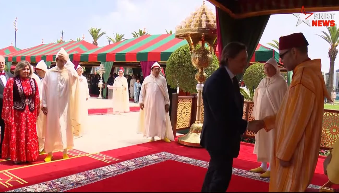 S. Exc. Julien-Vincent Brunie salue Sa Majesté le Roi Mohammed VI lors de la Fête du Trône