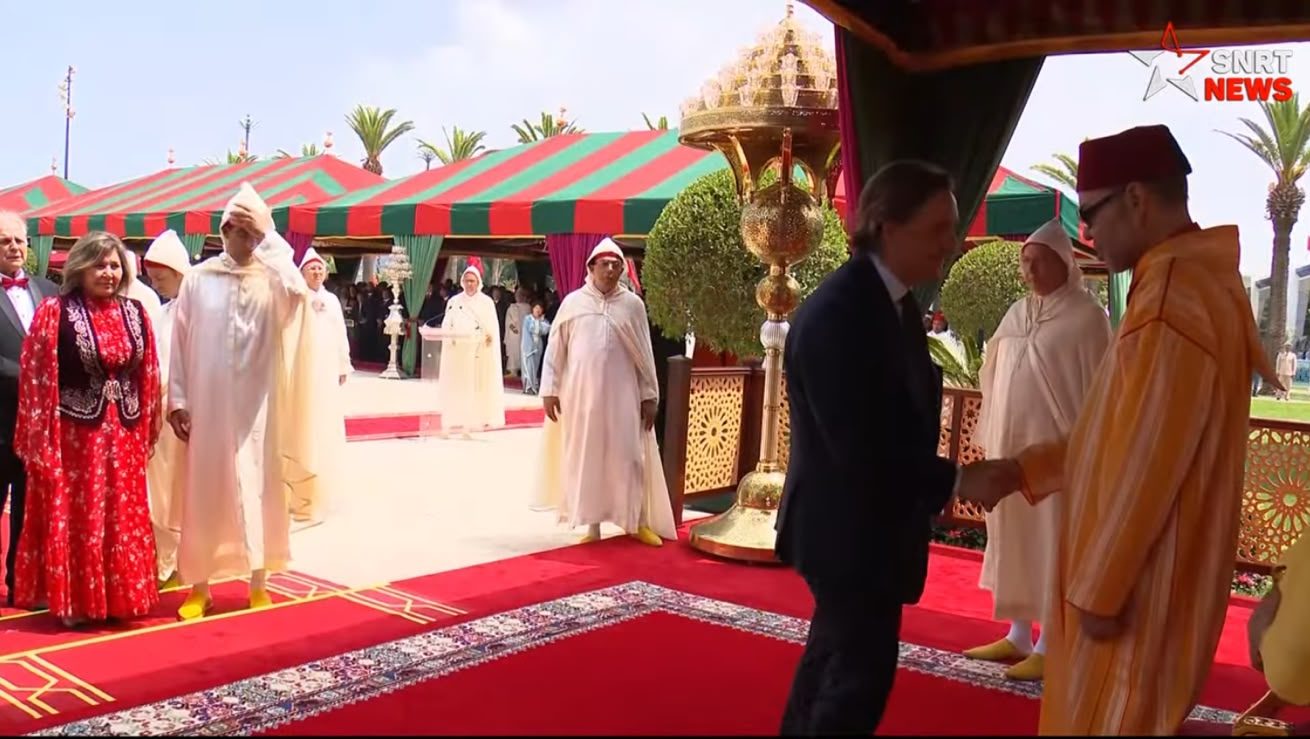S. Exc. Julien-Vincent Brunie salue Sa Majesté le Roi Mohammed VI lors de la Fête du Trône