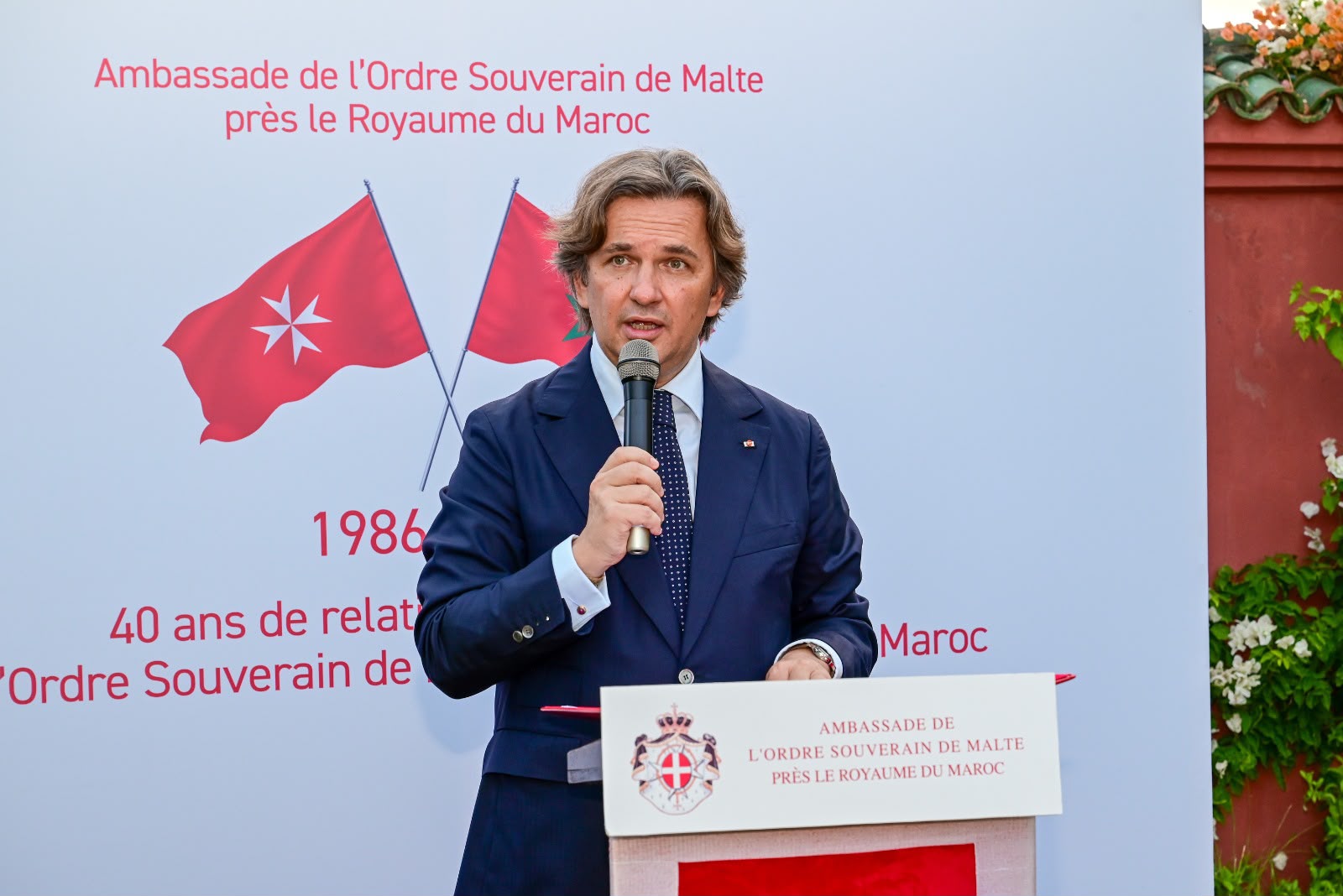 L'ambassadeur Julien Brunie prononce un discours lors de la célébration des 40 ans des relations diplomatiques entre Malte et le Maroc.