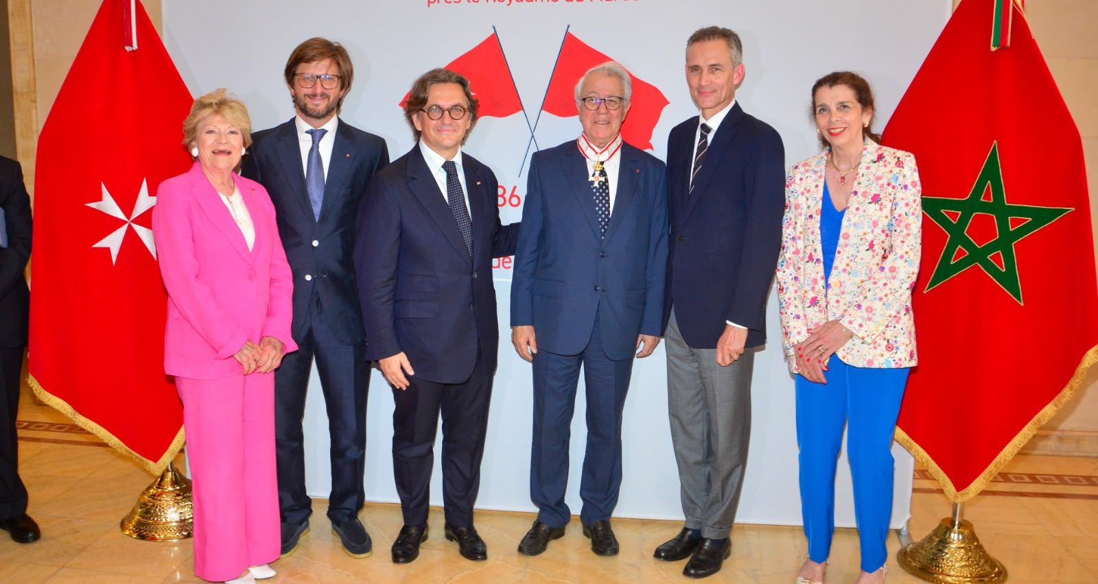 Abdeljalil Lahjomri entouré de Julien Brunie, Sophie de Puyraimond, Diego Hidalgo et de ses proches.