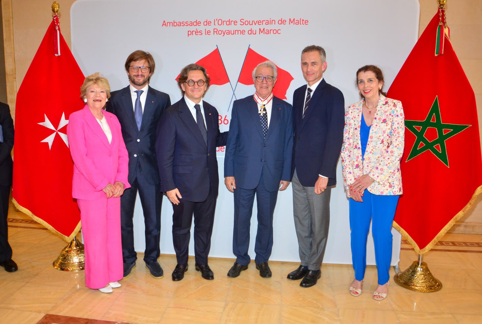 Abdeljalil Lahjomri entouré de Julien Brunie, Sophie de Puyraimond, Diego Hidalgo et de ses proches.