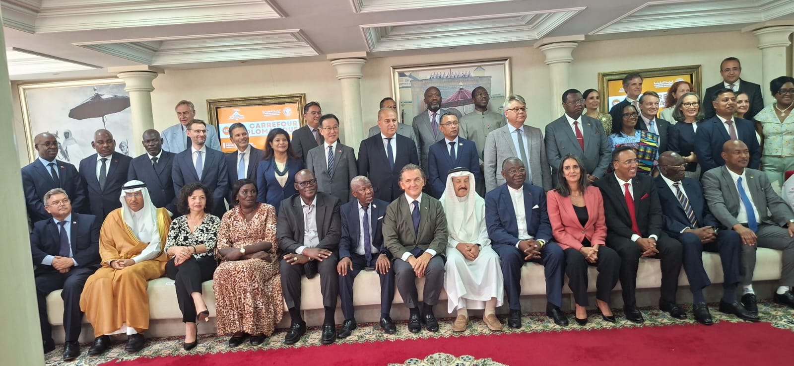 S. Exc. Julien-Vincent Brunie entouré d’ambassadeurs et de chefs de mission lors d’une rencontre diplomatique au Maroc.