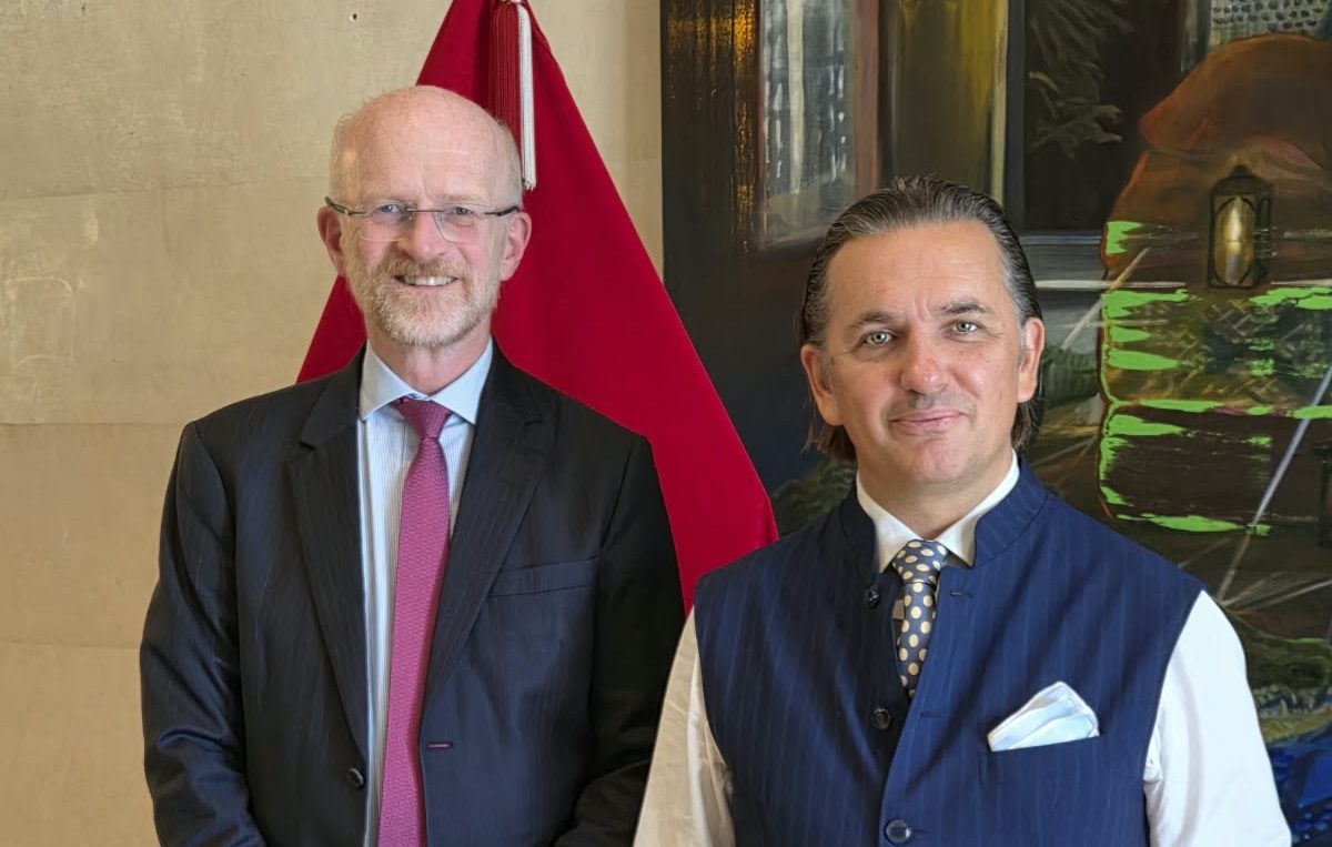 S. Exc. Helge Seland et S. Exc. Julien-Vincent Brunie posent ensemble à la résidence de l’Ordre de Malte à Rabat.