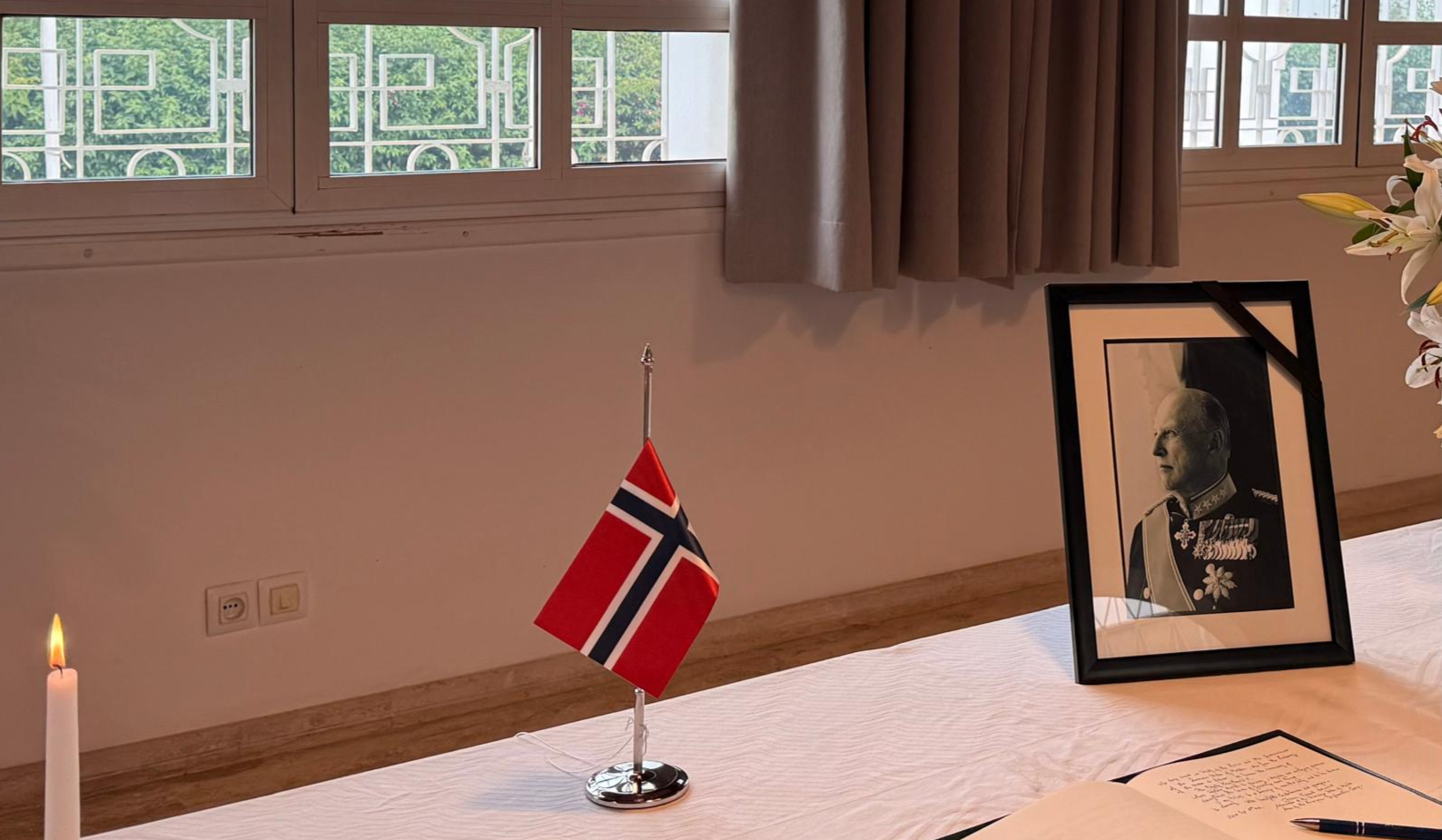 Drapeau norvégien, bougie allumée, portrait du Roi Harald V et registre de condoléances à l’Ambassade de Norvège.